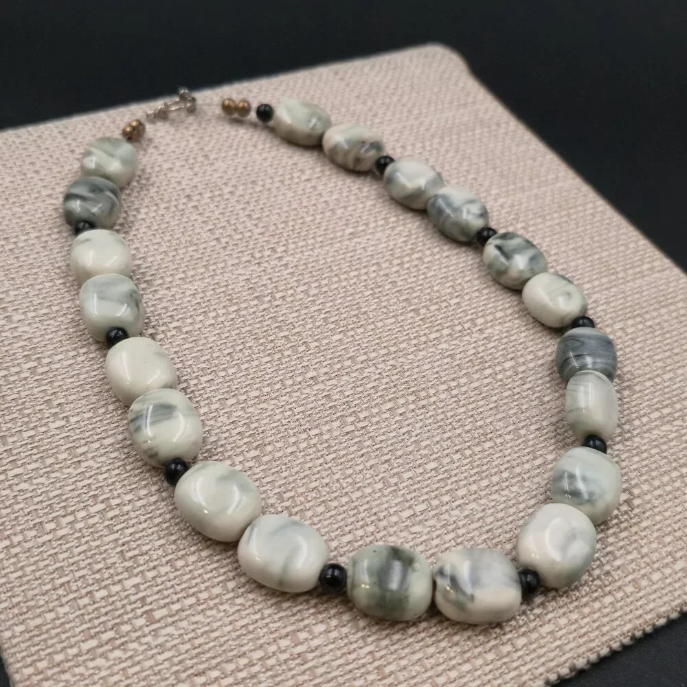 18 Inch Feather Gray Calcite Stone Chunky Necklace B1000 - Picture 2 of 6